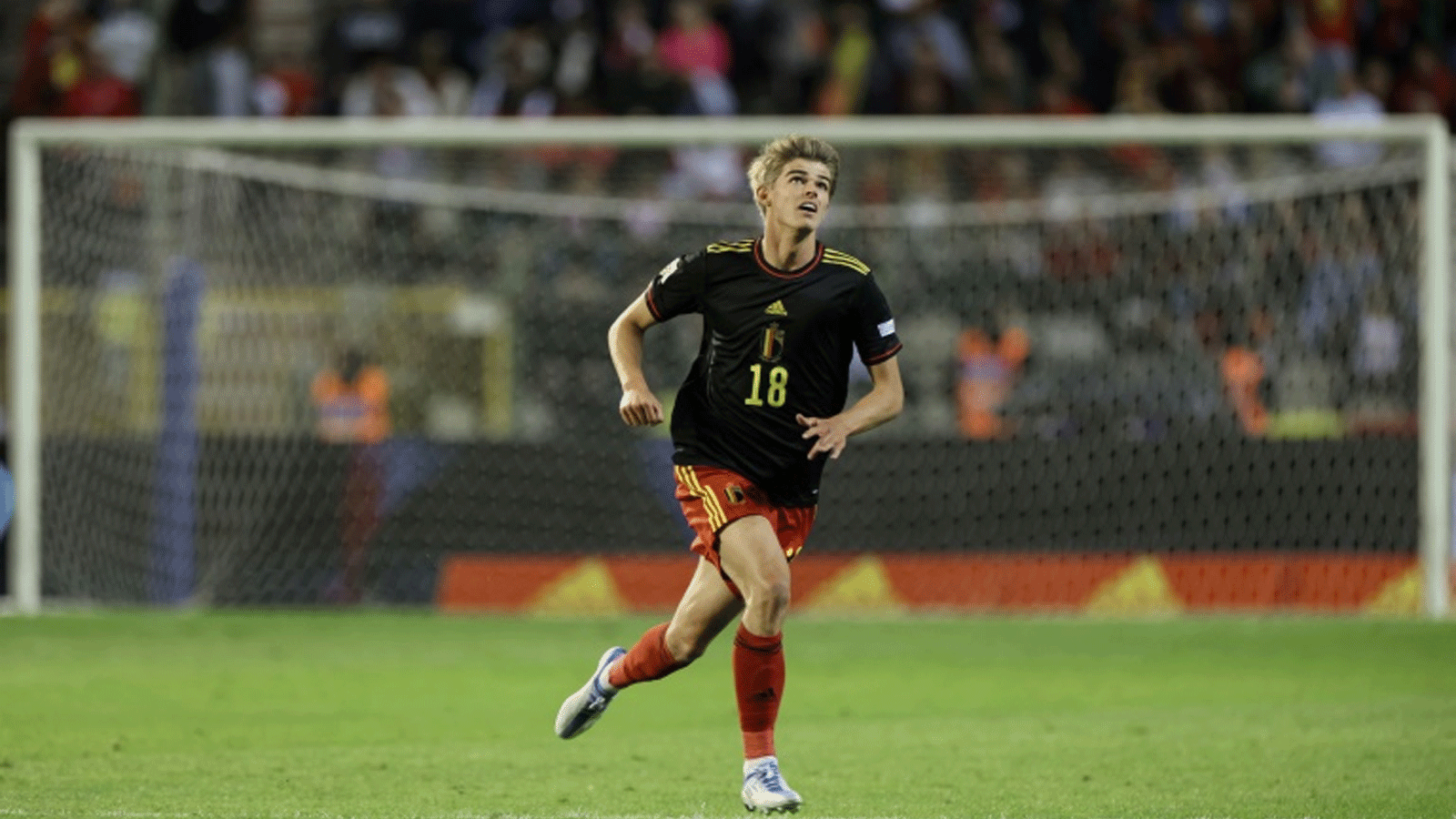 لاعب الوسط البلجيكي شارل دي كيتلار خلال مباراة منتخب بلاده ضد بولندا في دوري الأمم الأوروبية في بروكسل في الثامن من حزيران/يونيو 2022.