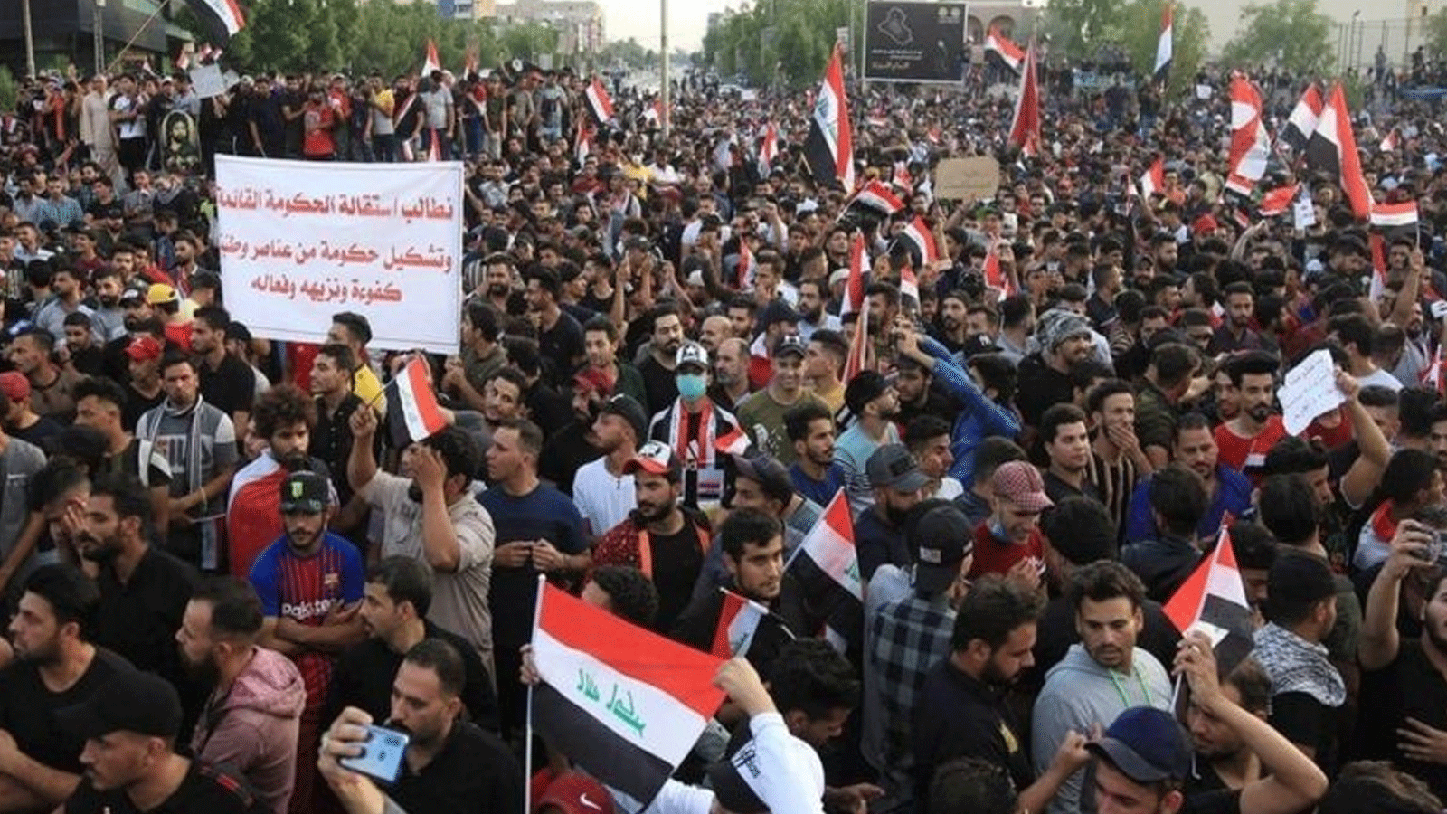 محتجون عراقيون خلال انتفاضتهم في 20 تشرين الأول\ اكتوبر 2019 ضد الفساد والمحاصصة والتي اسقطت حكومة عبد المهدي السابقة