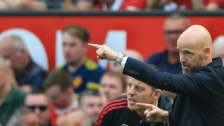 مدرب مانشستر ينايتد الجديد الهولندي اريك تن هاغ يعطي تعليماته خلال مباراة فريقه ضد برايتون في الدوري الانكليزي. 7 اب/اغسطس 2022