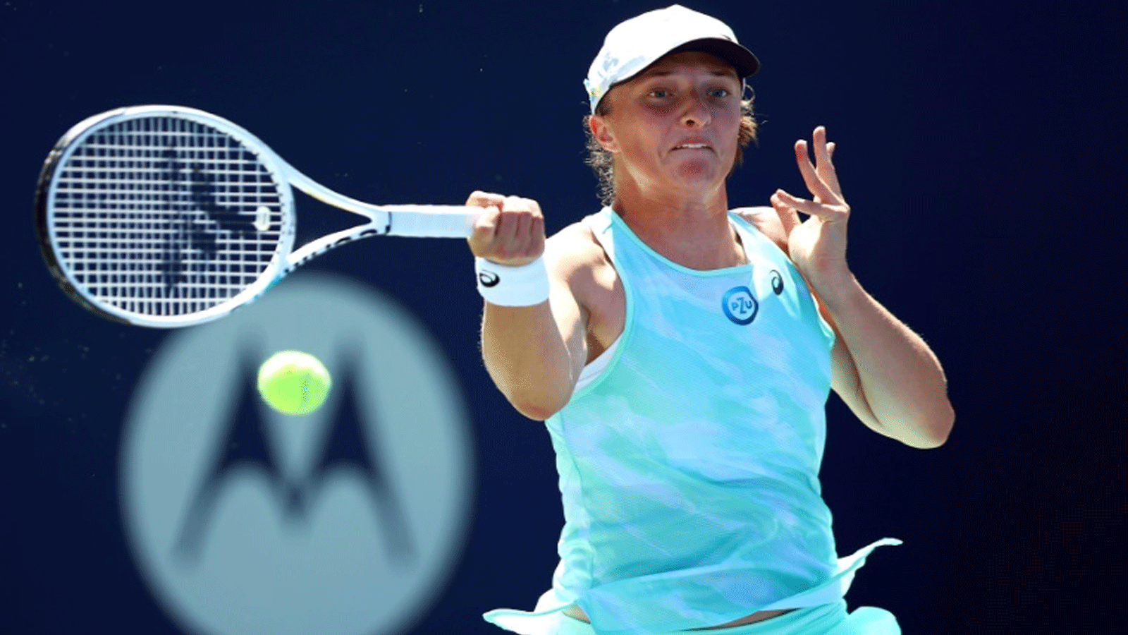 البولندية إيغا شفيونتيك تصدّ كرة لمنافستها الاسترالية أيلا تومليانوفيتش في الدور الثاني من دورة تورونتو الألف في كرة المضرب في 10 آب/أغسطس 2022 