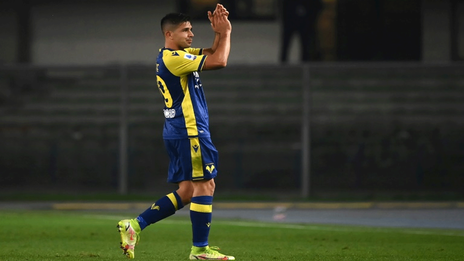 مهاجم فيرونا الارجنتيني جيوفاني سيميوني في لقطة له خلال مباراة فريقه ضد يوفنتوس. 30 تشرين الاول/اكتوبر 2021