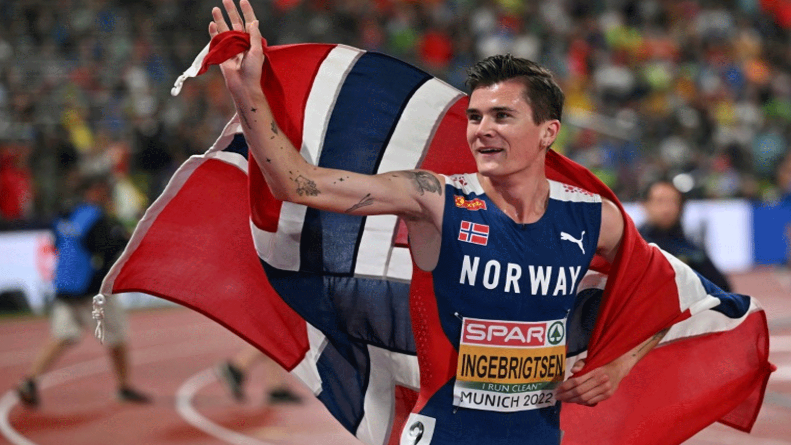 البطل الأولمبي النروجي جايكوب إينغبريغتسن يحتفظ بلقبه في سباق 1500 م خلال بطولة أوروبا لألعاب القوى المقامة في ميونيخ في 18 آب/أغسطس 2022