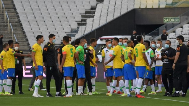 مسؤولون صحيون برازيليون يتحدثون مع اللاعبين بعد توقيف المباراة ضد الارجنتين ضمن تصفيات كأس العالم 2022 في ساو باولو في أيلول/سبتمبر 2021