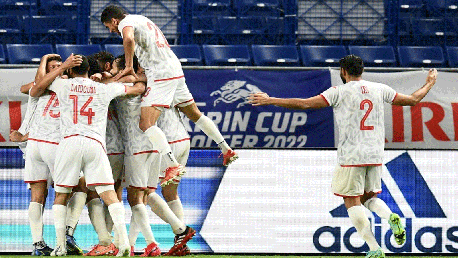 لاعبو تونس يحتفلون بعد تسجيل فرجاني ساسي في مرمى اليابان