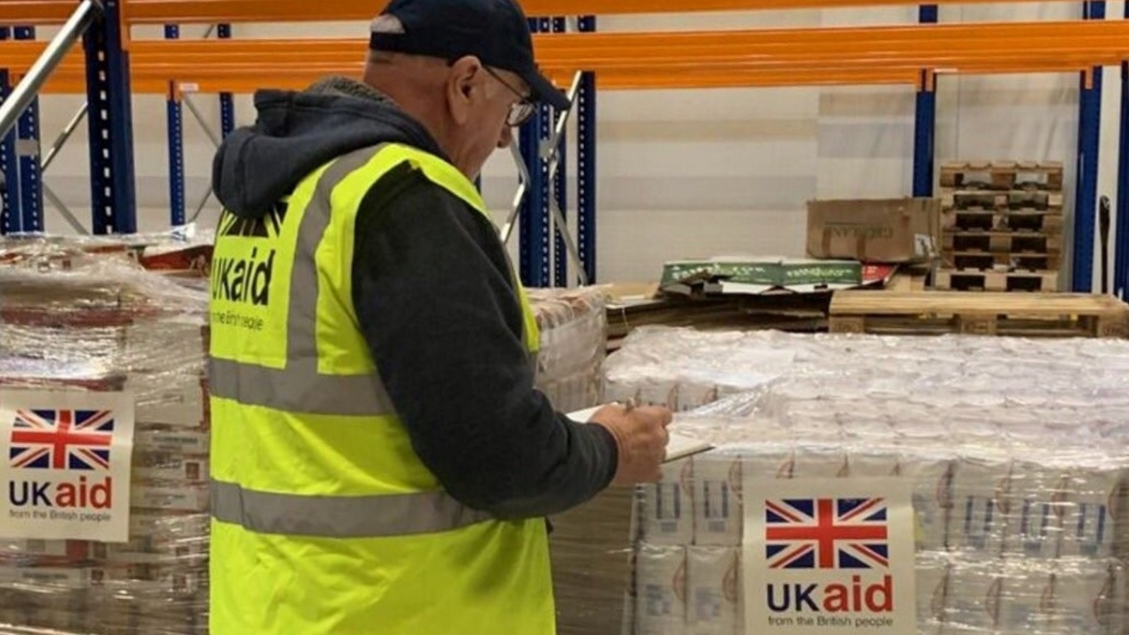 جانب من شحنات المساعدات البريطانية لأوكرانيا - وزارة الخارجية والتنمية البريطانية 