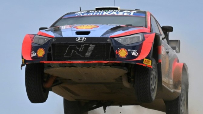 الاستوني اوت تاناك خلال المرحلة الخاصة الخامسة عشرة لرالي سردينيا في الرابع من حزيران/يونيو 2022