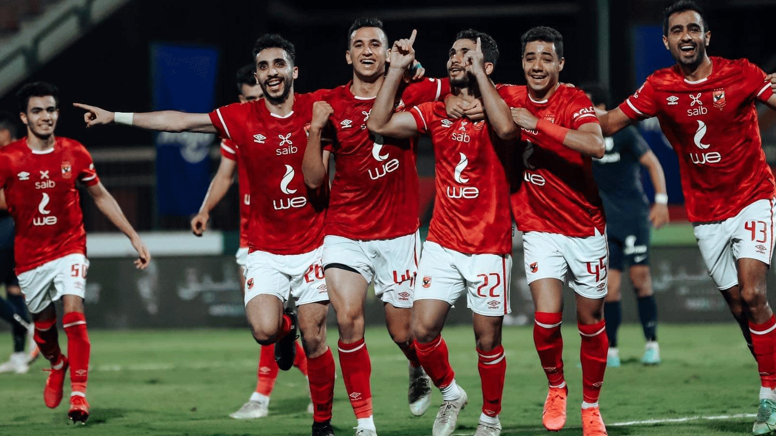 لقطة احنفالية للاعبي نادي الاهلي المصري بعد فوزهم على "إنبي"(تويتر)