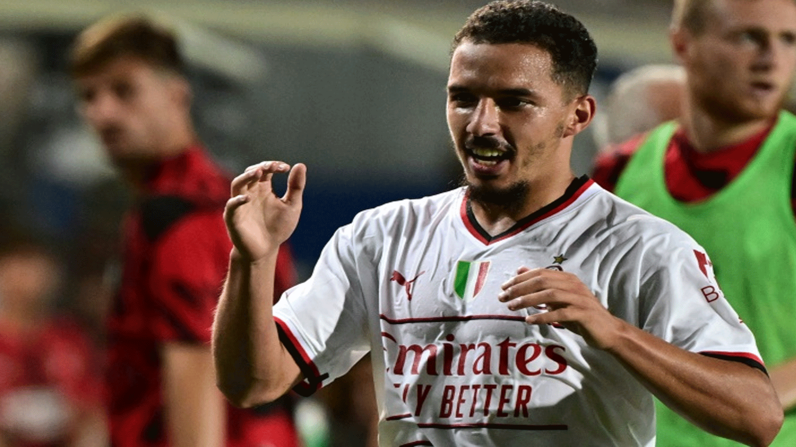 الجزائري اسماعيل بن ناصر يحتفل بالتسجيل لميلان في مرمى مضيفه أتالانتا في الدوري الايطالي لكرة القدم. برغامو في 21 اب/اغسطس 2022