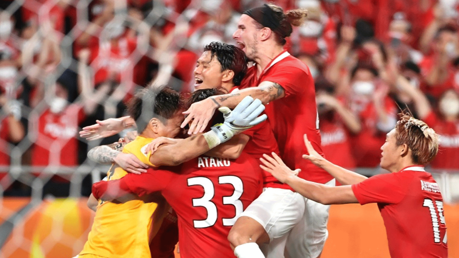 لاعبو أوراوا ريد دايموندز الياباني يحتفلون بتأهلهم الى نهائي دوري أبطال آسيا لكرة القدم بعد تغلبهم بركلات الترجيح على تشونبوك هيونداي الكوري الجنوبي، في ملعب سايتاما\ اليابان. 25 آب/أغسطس 2022