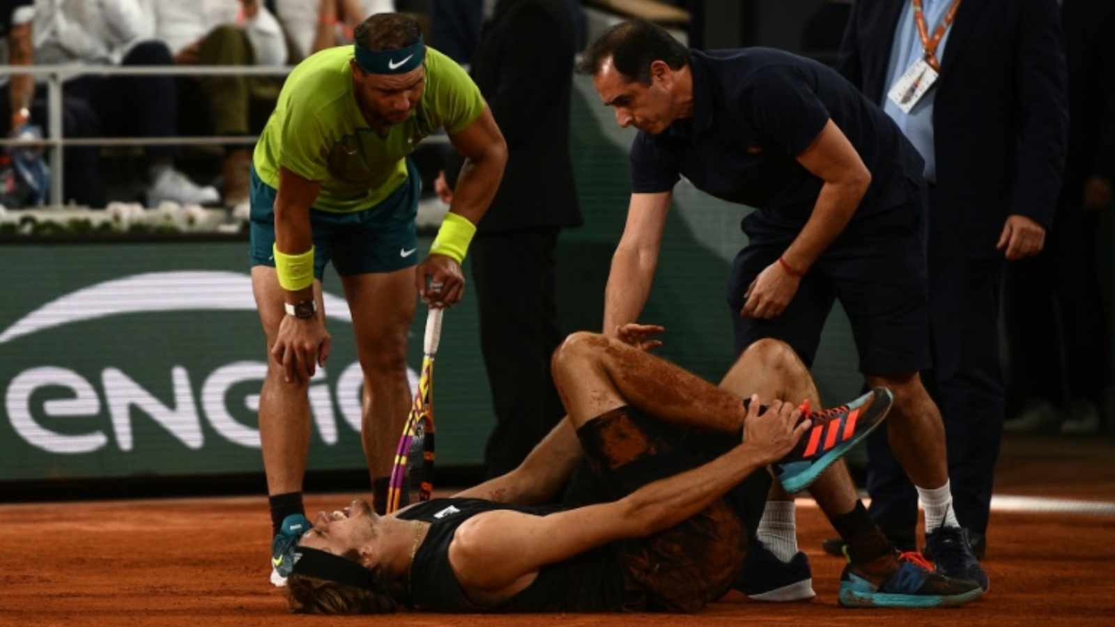 الألماني ألكسندر زفيريف بعد إصابته في كاحله خلال مباراة الدور نصف النهائي من بطولة رولان غاروس لكرة المضرب ضد الإسباني رافايل نادال في 3 يونيو 2022