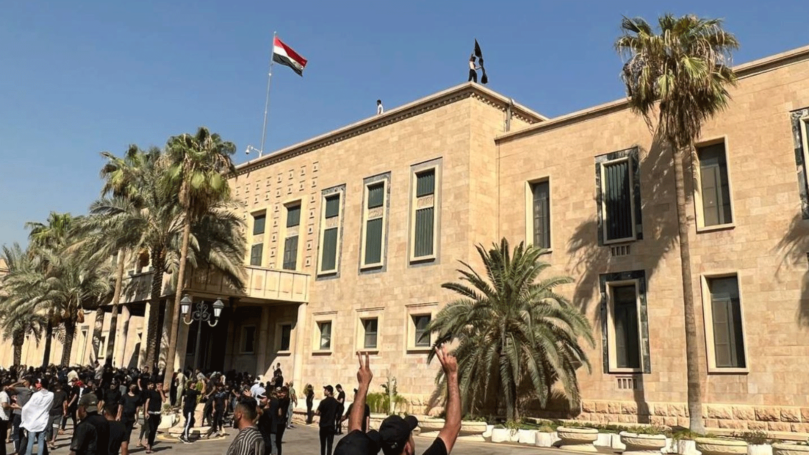 المتظاهرون من انصار الصدر لدى اقتحامهم الاثنين 29 آب\اغسطس 2022 القصر الجمهوري في المنطقة الخضراء وسط بغداد (اعلام محلي)