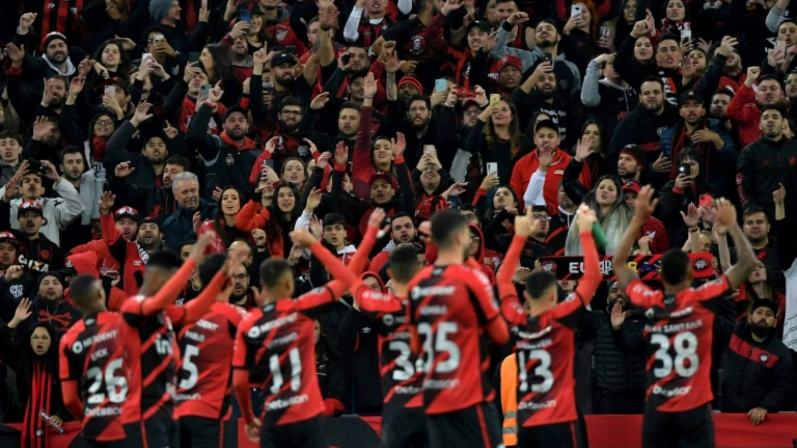 لاعبو أتلتيكو باراناينسي يحتفلون بعد الفوز على بالميراس 1-صفر في ذهاب الدور نصف النهائي من مسابقة كوبا ليبرتادوريس في كوريتيبا، البرازيل في 30 أغسطس 2022