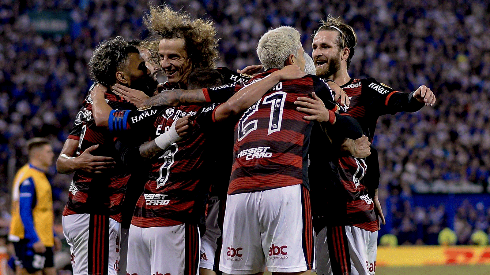 لاعبو فلامنغو البرازيلي يحتفلون بفوزهم(تويتر)