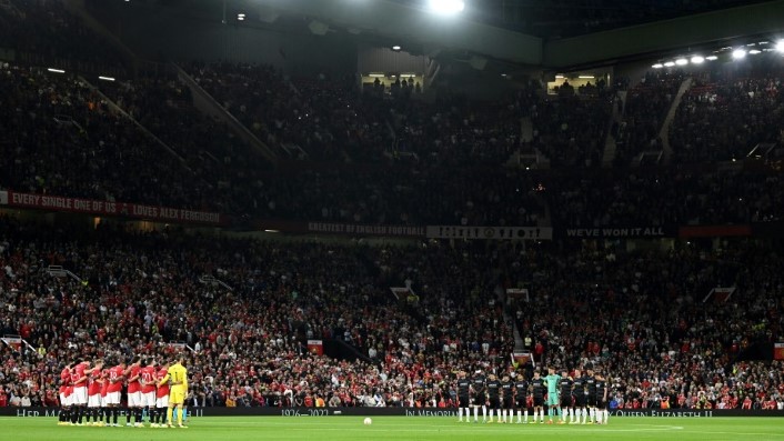 دقيقة صمت في ملعب أولد ترافورد قبل مباراة مانشستر يونايتد وريال سوسييداد ضمن الدوري الاوروبي 