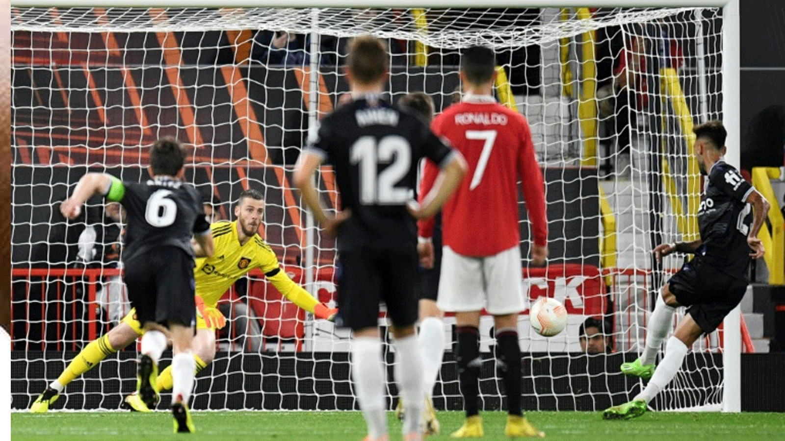 برايس منديس يسجل هدف الفوز لريال سوسييداد من ركلة جزاء ضد مانشستر يونايتد على ملعب أولد ترافورد ضمن الدوري الاوروبي 