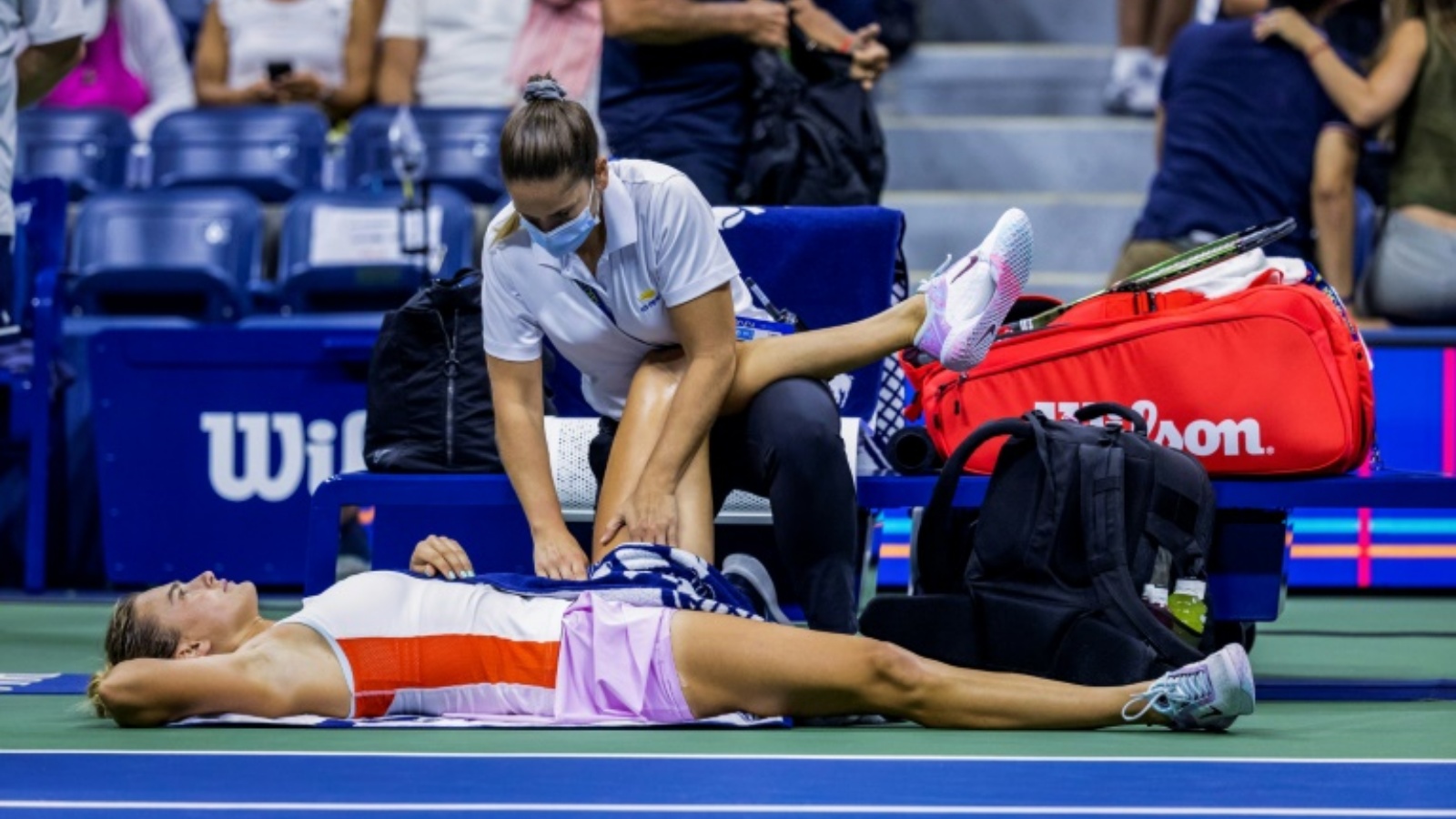البيلاروسية أرينا سابالينكا تتلقى العلاج إثر شعورها بألم في قدمها خلال مباراتها أمام الأميركية دانيال كولينز في ثمن نهائي بطولة الولايات المتحدة المفتوحة في 5 سبتمبر 2022 