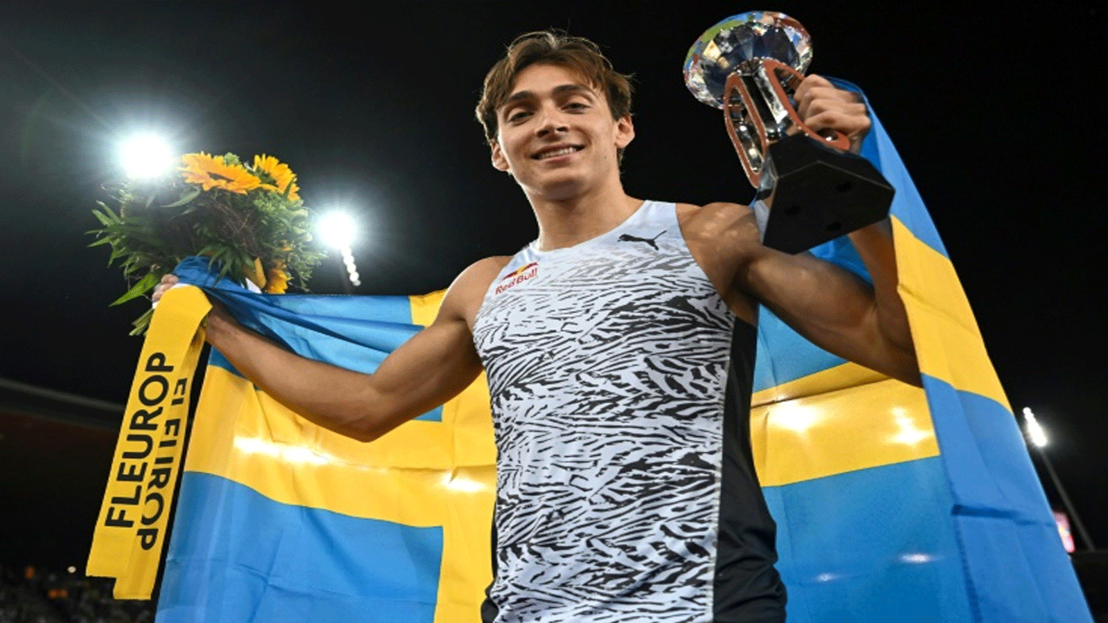 السويدي موندو دوبلانتيس يحتفل بكأس جائزة الدوري الماسي في ألعاب القوى عقب لقاء زوريخ الدولي في الثامن من أيلول/سبتمبر 2022.