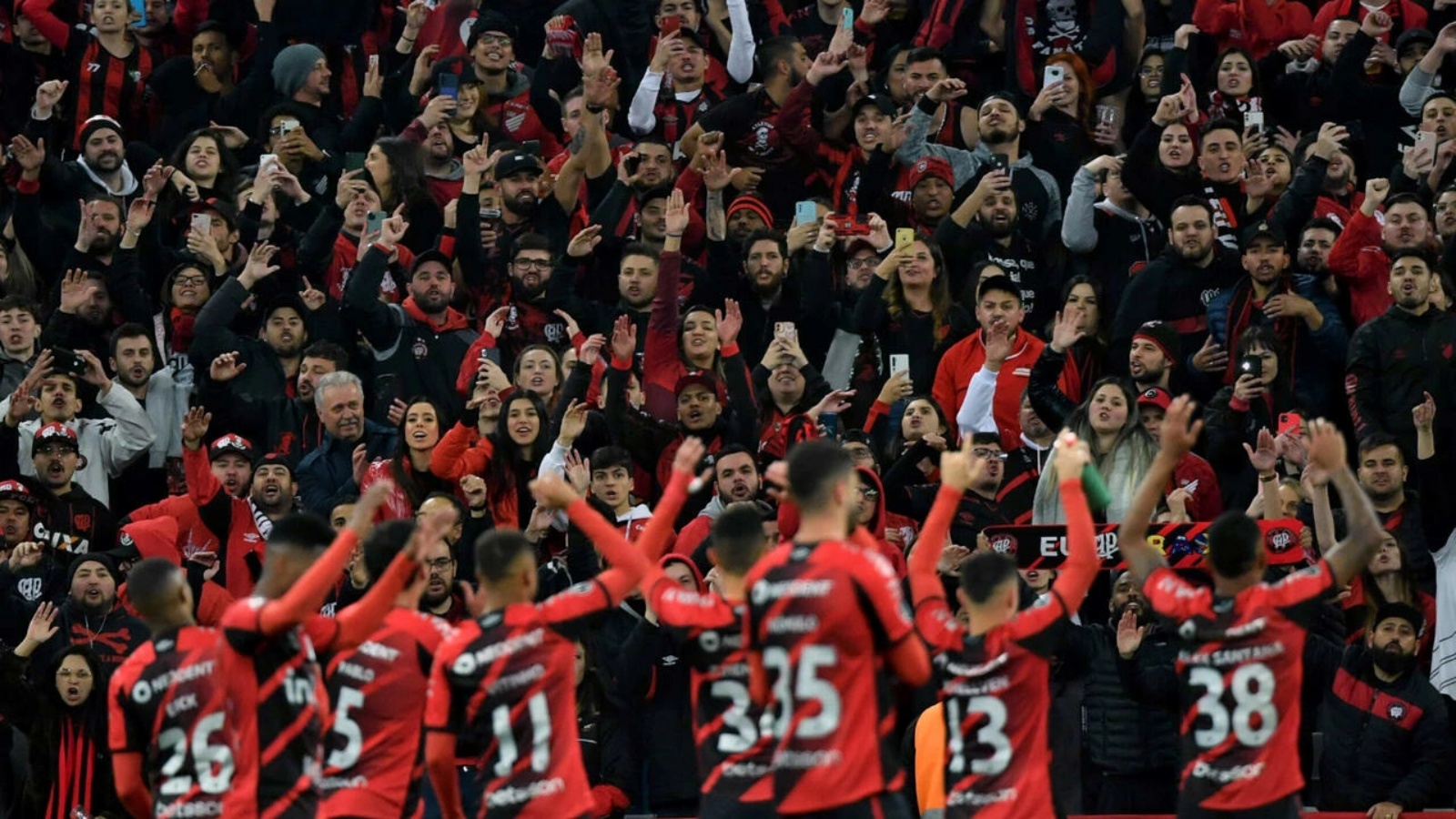 لاعبو أتلتيكو باراناينسي يحتفلون بعد الفوز على بالميراس 1-صفر في ذهاب الدور نصف النهائي من مسابقة كوبا ليبرتادوريس في كوريتيبا، البرازيل في 30 أغسطس 2022