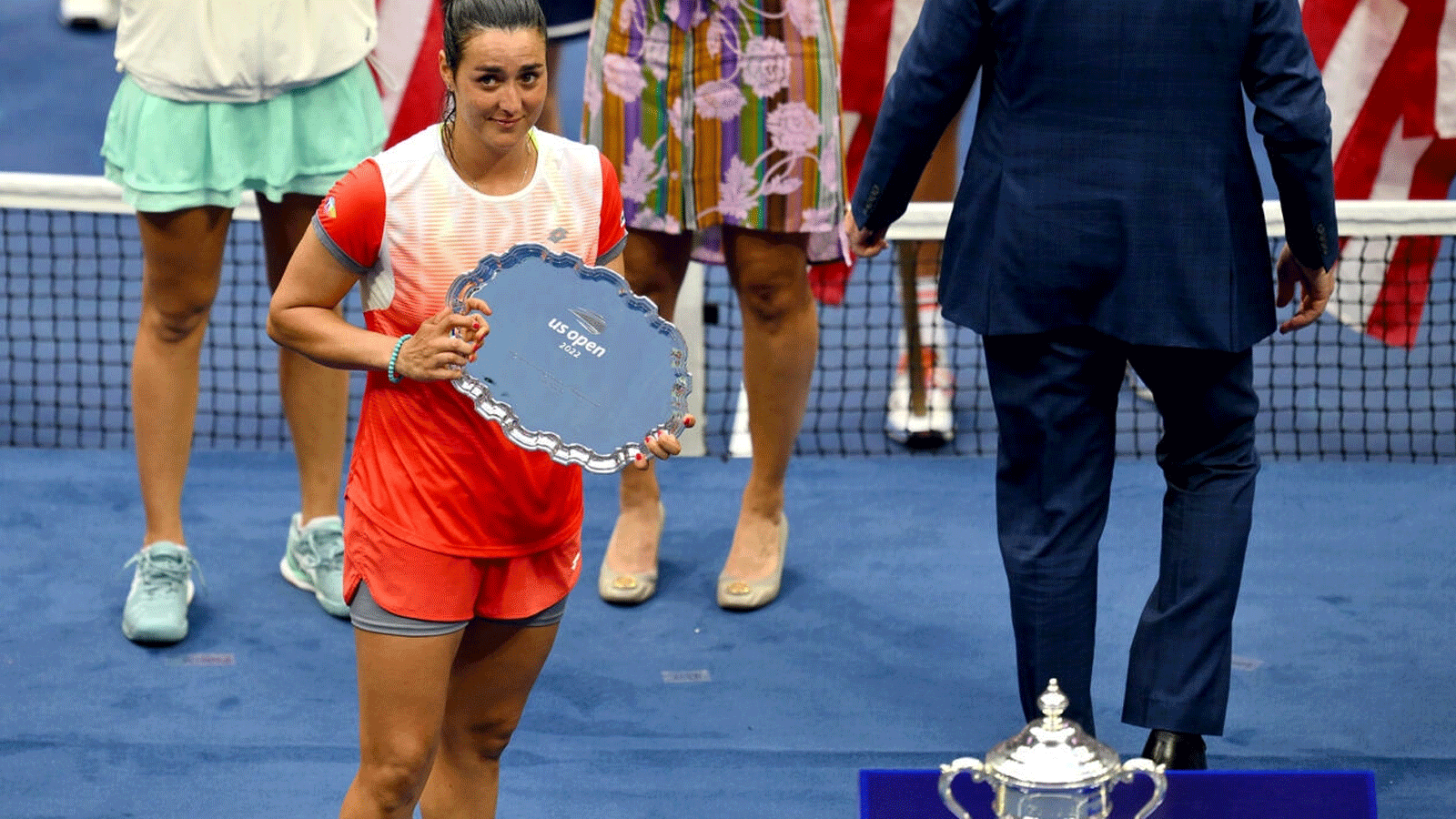 التونسية أنس جابر تحمل درع المركز الثاني لبطولة فلاشينغ ميدوز الأميركية عقب خسارتها أمام البولندية إيغا شفيونتيك في نيويورك في 10 أيلول/سبتمبر 2022
