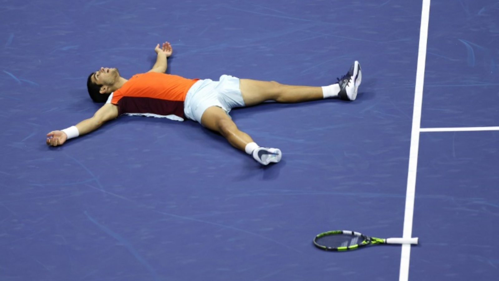 الإسباني كارلوس ألكاراس يحتفل بفوزه بلقب بطولة الولايات المتحدة المفتوحة في كرة المضرب على ملاعب فلاشينغ ميدوز في 11 سبتمبر 2022.