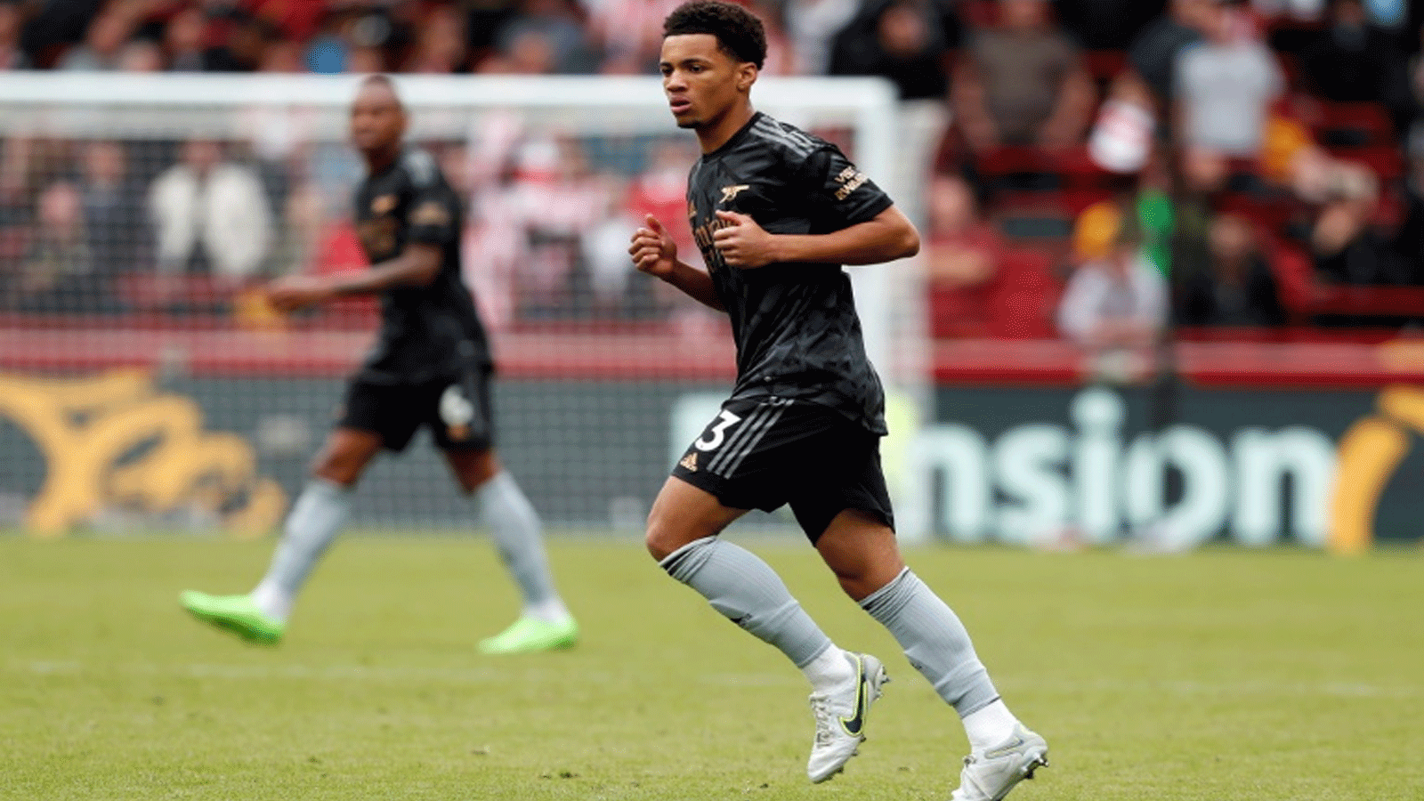 بات وسط أرسنال إيثان نوانيري في سن الـ 15 عاماً و181 يوماً أصغر لاعب يشارك في مباراة في تاريخ الدوري الانكليزي الممتاز لكرة القدم