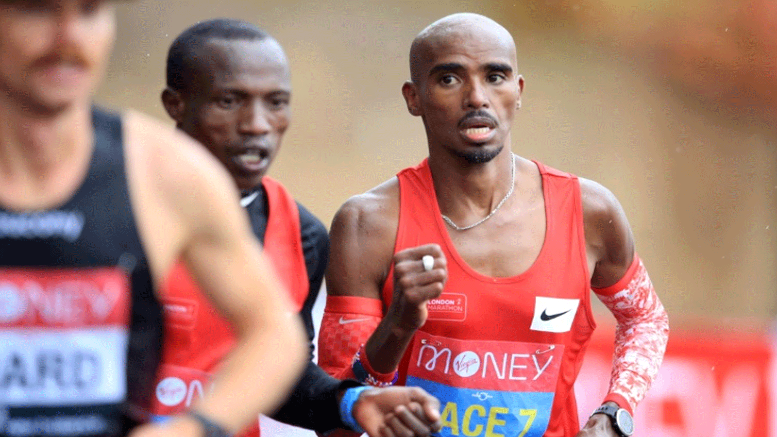 العداء البريطاني مو فرح (يمين) خلال مشاركته في ماراثون لندن في الرابع من تشرين الأول/أكتوبر 2022
