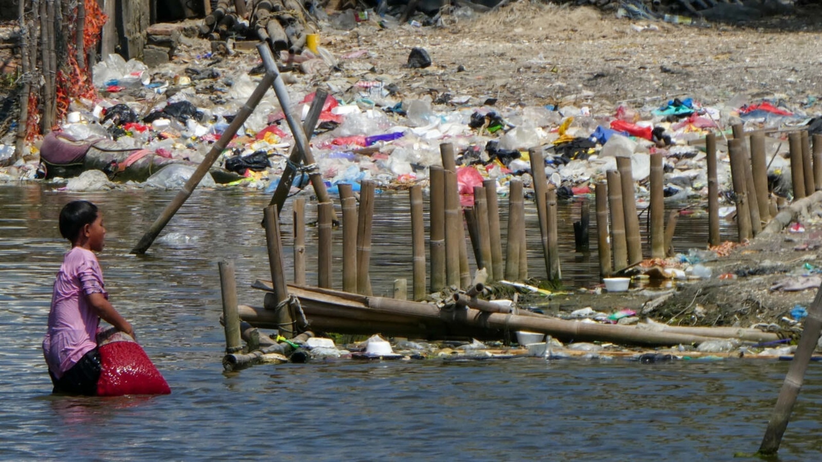 تعهدت إندونيسيا بتقليل النفايات البلاستيكية بنسبة 30 في المئة على مدى السنوات الثلاث المقبلة
