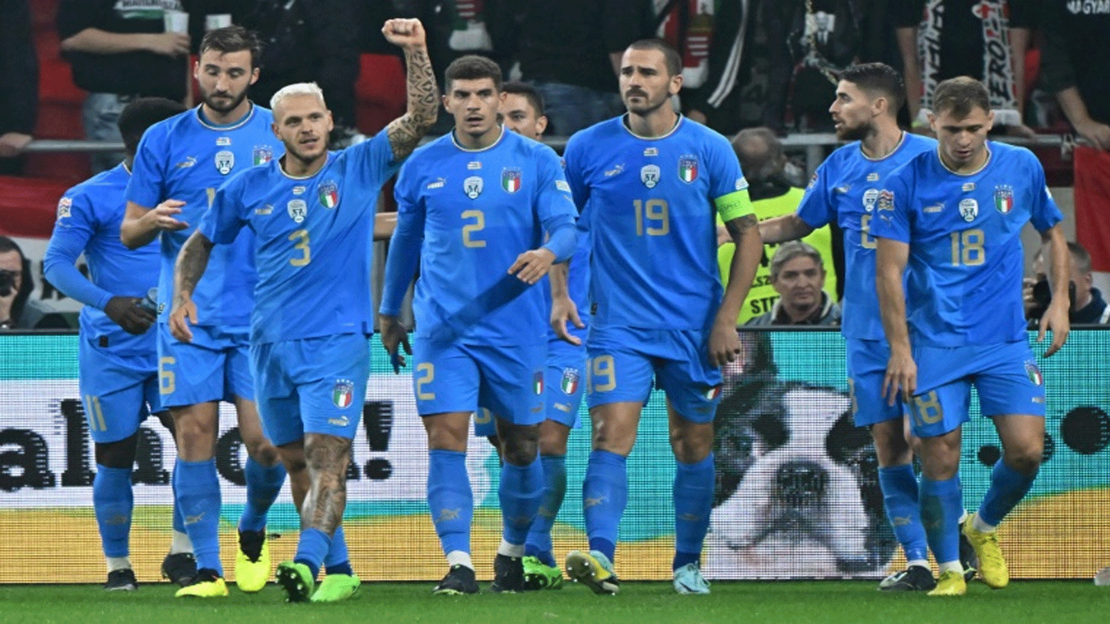 الإيطالي فيديريكو دي ماركو (الثالث من اليسار) يحتفل مع زملائه بتسجيل الهدف الثاني للأتزوري في مرمى المجر، في 26 أيلول/سبتمبر 2022