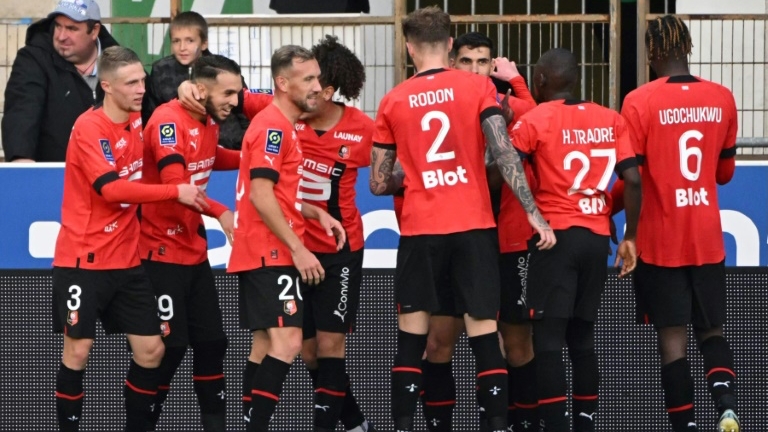 لاعبو رين يحتفلون بالفوز على ستراسبورغ ضمن الدوري الفرنسي لكرة القدم على ملعب مينو ستاديوم في الأول من تشرين الأوّل/أكتوبر 2022