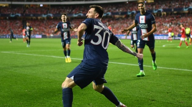 الأرجنتيني ليونيل ميسي محتفلاً بتسجيل هدف باريس سان جرمان الفرنسي في مرمى مضيفه بنفيكا البرتغالي في 5 تشرين الأول/أكتوبر 2022