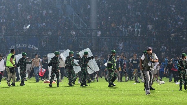 أفراد من الجيش الاندونيسي في ملعب بعد مبارات شهدت اعمال شغب في مالانغ في 1 اكتوبر 2022