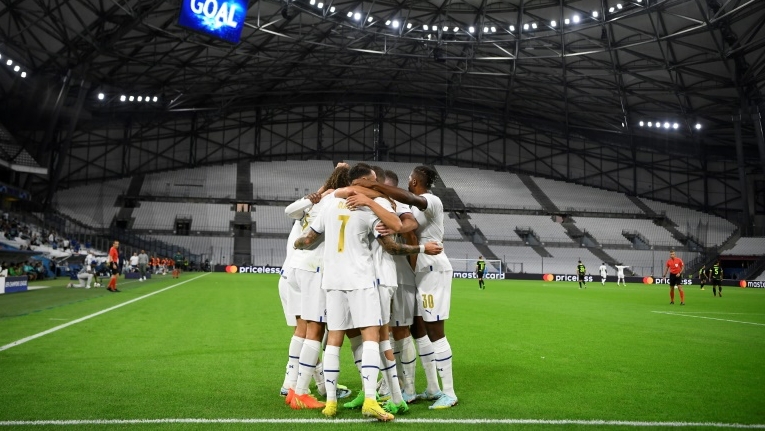 لاعبو مرسيليا الفرنسي يحتفلون بهدف الفريق الثاني ضد سبورتينغ البرتغالي على ملعب فيلودروم ضمن دور المجموعات لدوري ابطال اوروبا في 4 تشرين الاول/اكتوبر 2022