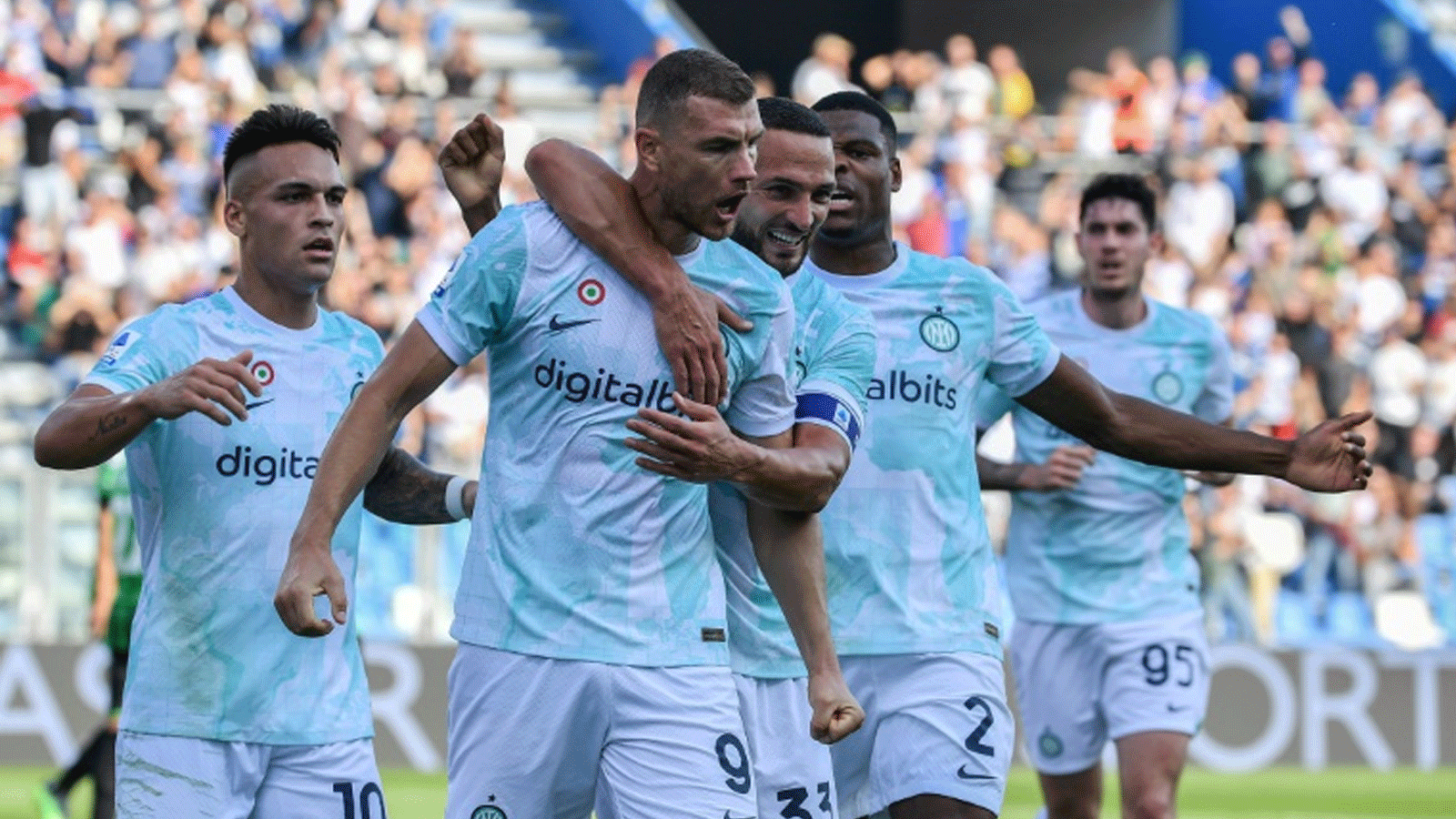 المهاجم البوسني إدين دجيكو يحتفل بهدفه ضد ساسوولو مع إنتر في الدوري الايطالي لكرة القدم في 8 تشرين الاول/اكتوبر 2022