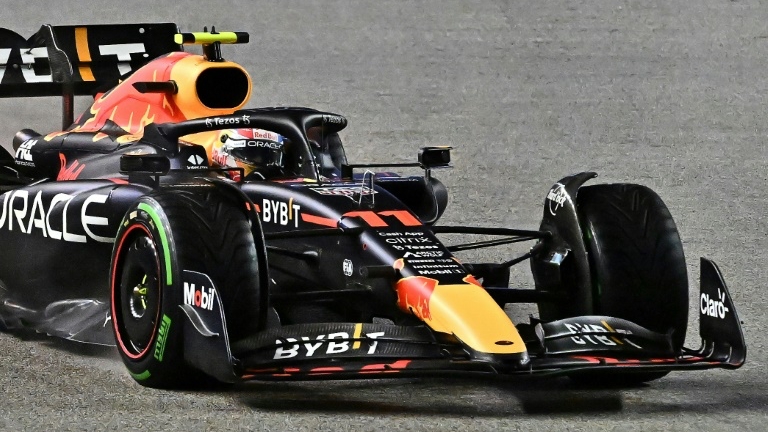 سائق ريد بول المكسيكي سيرخيو بيريس خلال جائزة سنغافورة الكبرى للفورمولا واحد في 2 تشرين الاول/اكتوبر 2022