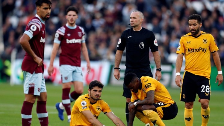 مهاجم ولفرهامبتون الانكليزي الدولي البرتغالي بيدرو نيتو خلال تعرضه للاصابة في المباراة ضد وست هام يونايتد ضمن الدوري الانكليزي في الاول من تشرين الأول/أكتوبر 2022.