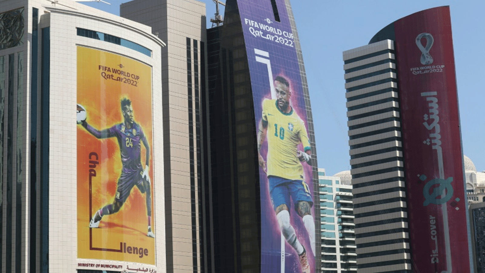 لافتات تُظهر نجوم كرة القدم على مبان شاهقة في الدوحة. 11 تشرين الأول/أكتوبر 2022