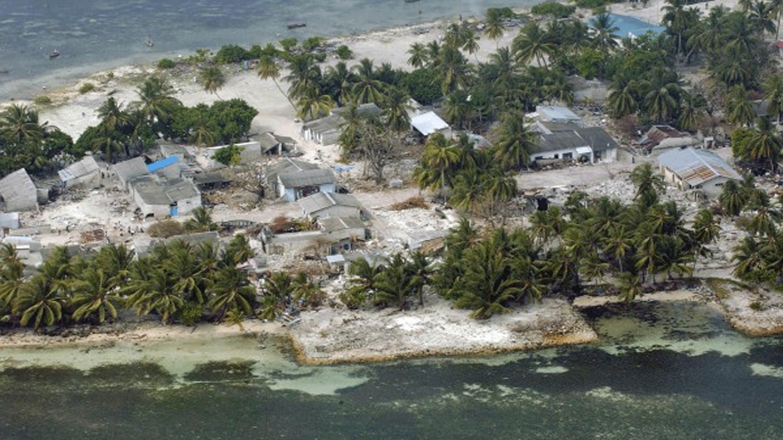 منظر جوي لقرية Kolhuvaariyaafushi، مولاكو أتول، جزر المالديف، بعد تسونامي المحيط الهندي. (UN)