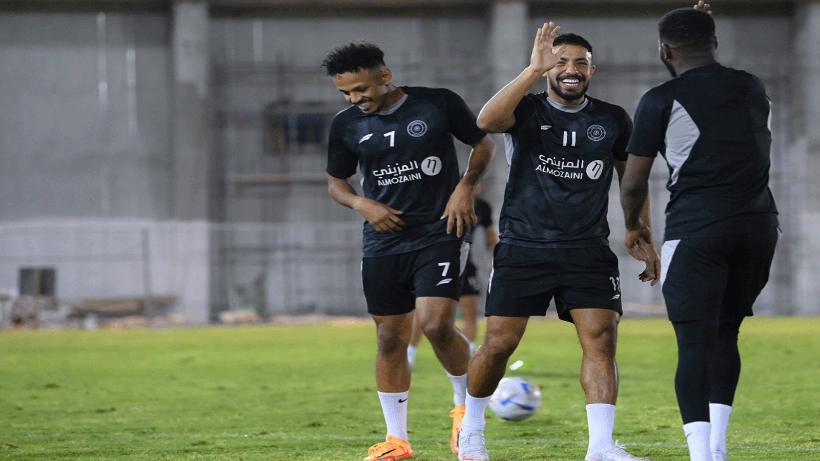 لقطة من تدريبات نادي الشباب السعودي استعدادا لمباراته مع الهلال(تويتر)