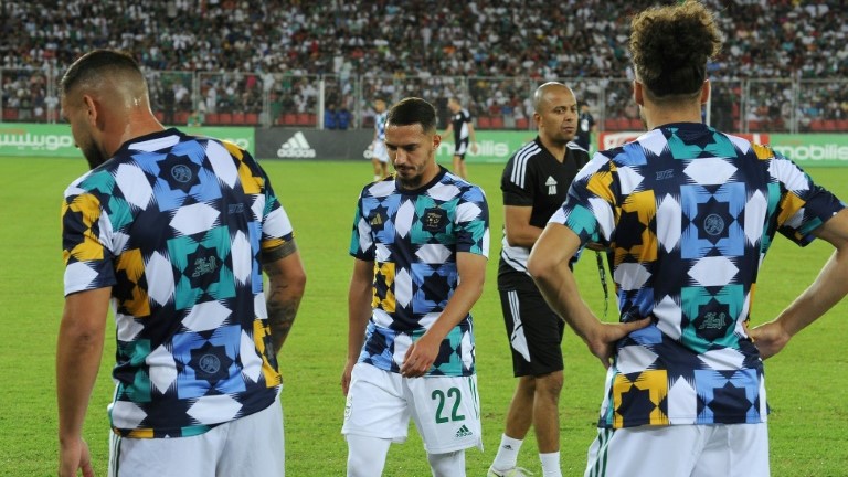 لاعبون من المنتخب الجزائري يرتدون القميص محطّ الجدال مع المغرب، قبيل مباراة ودية أمام غينيا في أيلول/سبتمبر الماضي