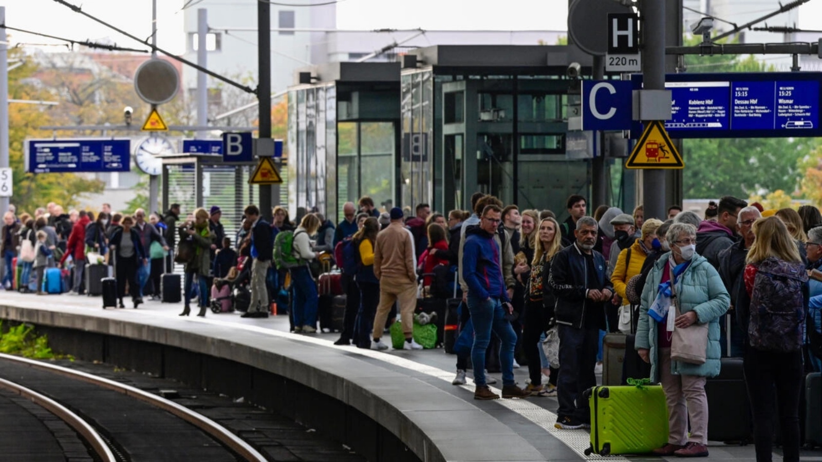خدمات السكك الحديدية في شمال ألمانيا لمدة ثلاث ساعات، مما تسبب في فوضى سفر آلاف الركاب