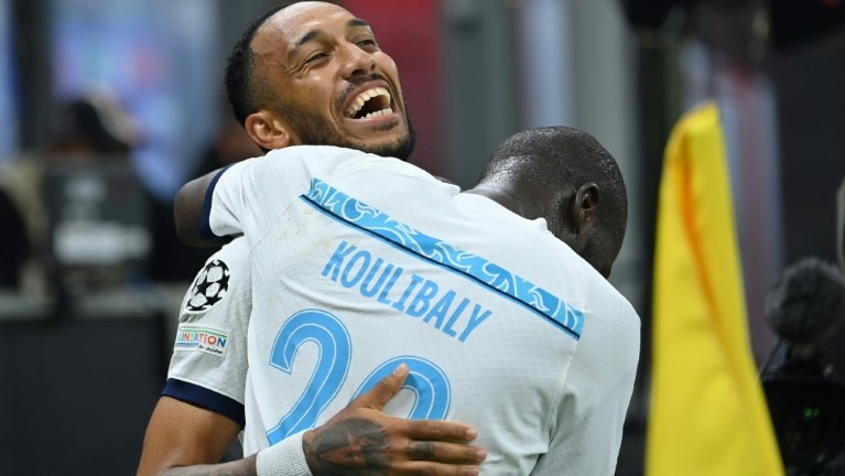 الغابوني بيار-إيميريك أوباميانغ يحتفل مع زميله السنغالي خاليدو كوليبالي هدفه مع تشلسي الانكليزي ضد مضيفه ميلان الايطالي في ملعب سان سيرو في دور المجموعات من دوري أبطال أوروبا في 11 تشرين الاول/اكتوبر 2022