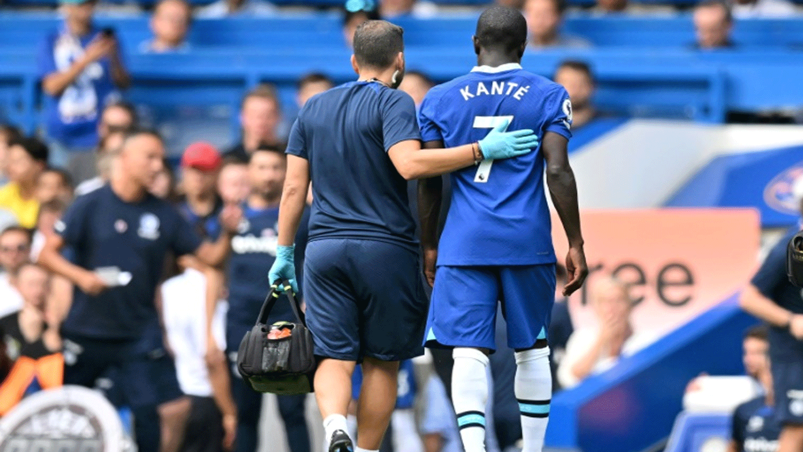 لاعب الوسط الفرنسي نغولو كانتي (يمين) يغادر الملعب بعد تعرضه للاصابة خلال مباراة فريقه تشلسي مع جاره وضيفه توتنهام في الدوري الانكليزي لكرة القدم. لندن في 14 آب/أغسطس 2022