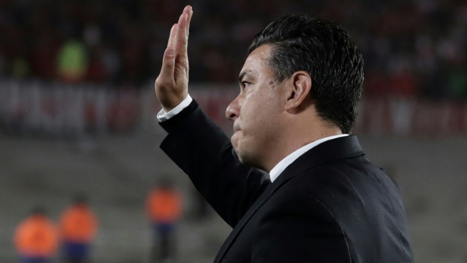 مارسيلو غاياردو يحيي جماهير ريفربلايت في ملعب مونومنتال في بوينس آيرس في 16 أكتوبر 2022