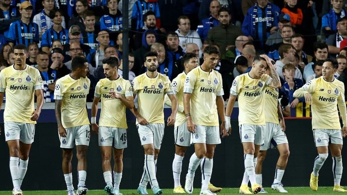 مهاجم بورتو الإيراني مهدي طارمي يحتفل مع رفاقه بهدف التقدم في مرمى كلوب بروج البلجيكي ضمن منافسات الجولة الخامسة من دوري أبطال أوروبا على ملعب جان بريديل في بروج في 26 تشرين الأول/أكتوبر 2022