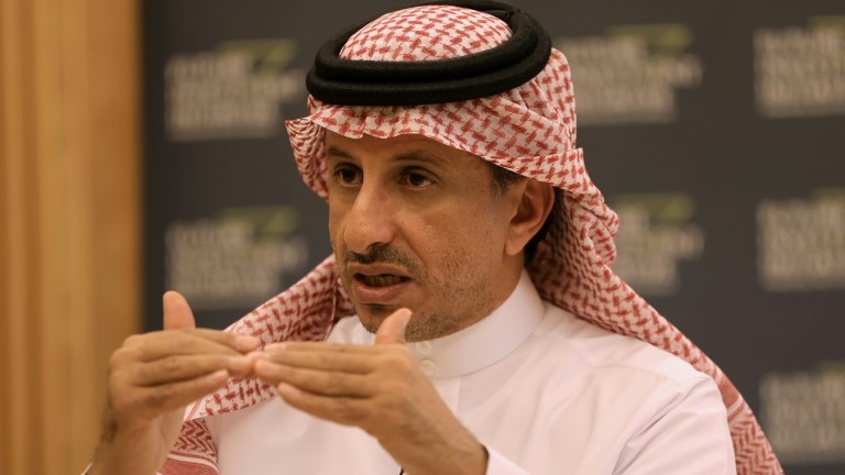 وزير السياحة السعودي أحمد الخطيب يتحدث خلال مقابلة مع وكالة فرانس برس على هامش مؤتمر 