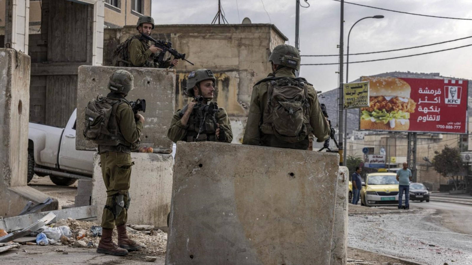 جنود إسرائيليون يقفون في حراسة قرية حوارة الفلسطينية جنوب نابلس بالضفة الغربية المحتلة في 26 أكتوبر 2022