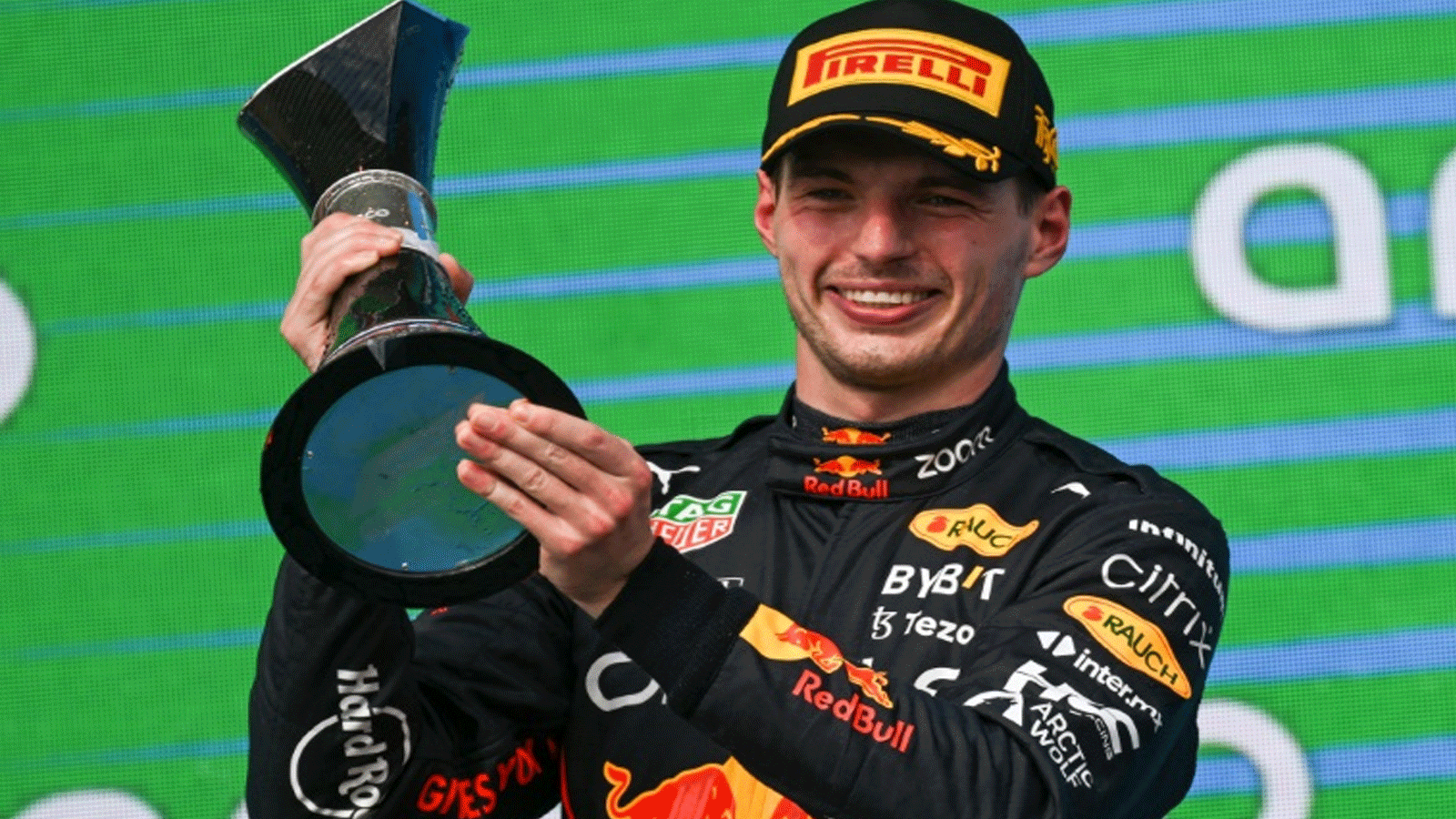 سائق ريد بول الهولندي ماكس فيرستابن يحتفل بفوزه بسباق جائزة الولايات المتحدة الكبرى في الفورمولا واحد في 23 تشرين الأول/أكتوبر 2022.