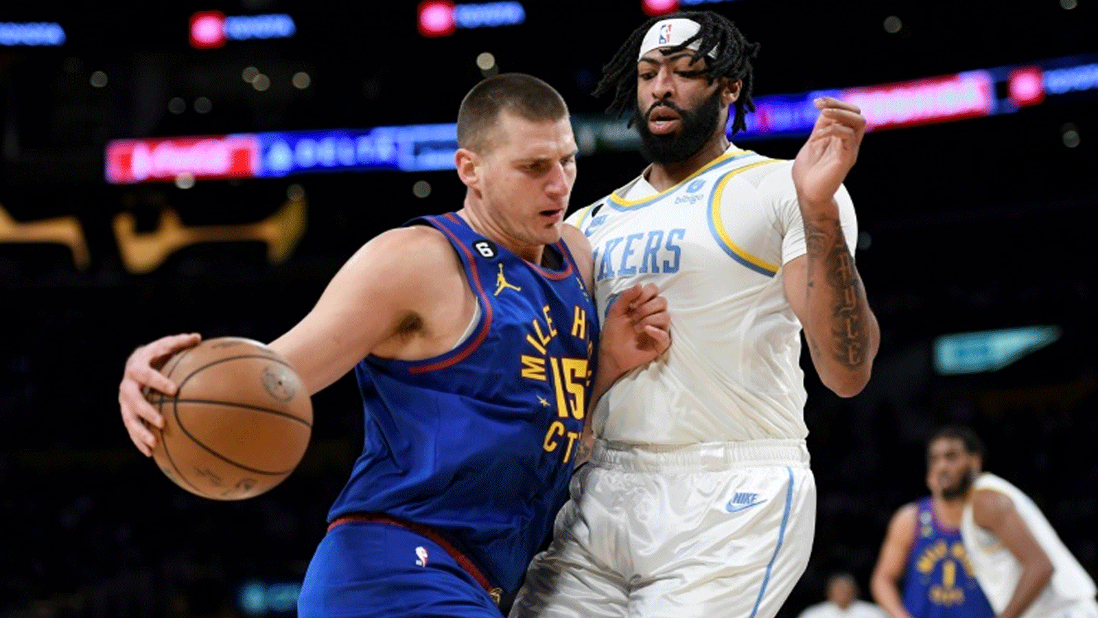 الصربي نيكولا يوكيتش (يسار) لاعب دنفر ناغتس بمواجهة أنتوني ديفيس لاعب لوس أنجليس ليكرز في دوري كرة السلة الاميركي للمحترفين في 30 تشرين الاول/اكتوبر 2022