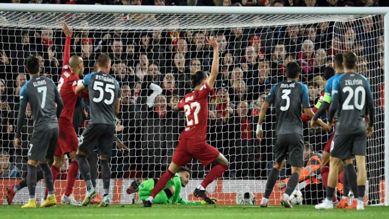 لاعبو ليفربول الانكليزي يحتفلون بهدف المصري محمد صلاح داخل مرمى نابولي الايطالي، في دوري ابطال اوروبا لكرة القدم. ليفربول، 2 تشرين الثاني/نوفمبر 2022.