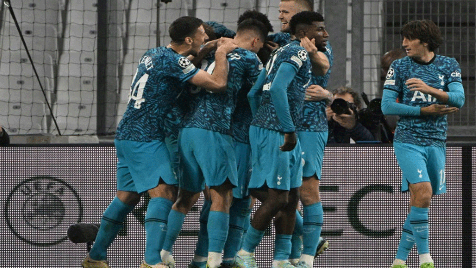 لاعبو توتنهام يحتفلون بهدف الفريق الثاني ضد المضيف مرسيليا في دوري أبطال أوروبا لكرة القدم في 1 تشرين الثاني/نوفمبر 2022